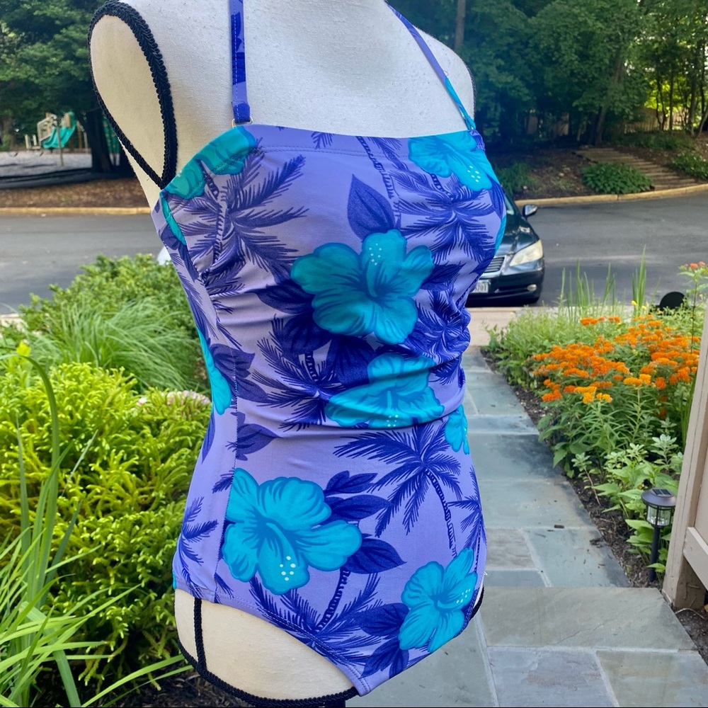 🌷💕🦋SURFACE 🏖☀️Another CLASSIC, VINTAGE one-piece —Size 8 … GORGEOUS ! 🌷🌺🌸